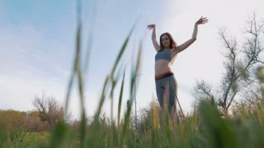 spor egzersizleri yapıyor kadın