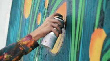 adam sokak duvara grafiti çizim