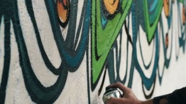 adam sokak duvara grafiti çizim