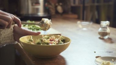 mutfakta yemek erkek