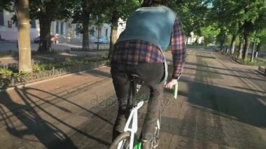 hipster adam binicilik bisiklet