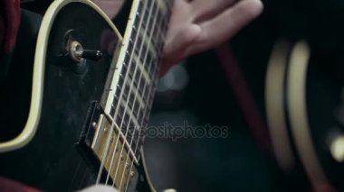 Erkekler Studio gitar çalmak