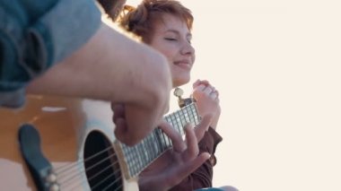 adam oyun gitar günbatımı sırasında