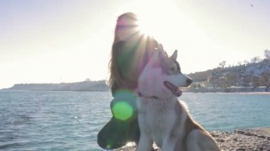 husky sahil üzerinde kadınla 