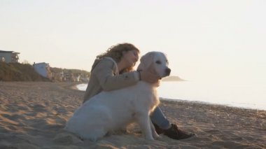 Labrador, gün batımı ile kadın
