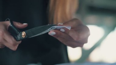 kadın moda tasarımcısı çalışma