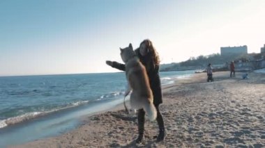 Husky ile oynayan kadın