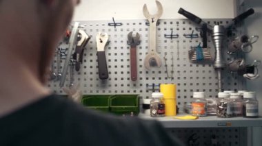 adam el araçlarını kullanma