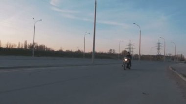 adam sürme motosiklet