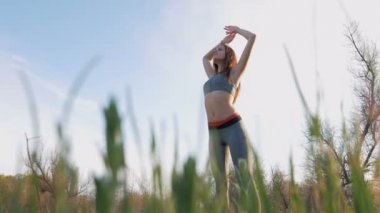 spor egzersizleri yapıyor kadın