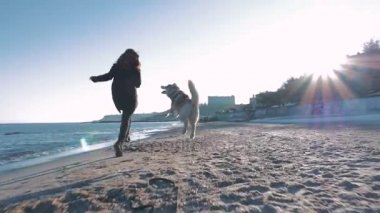 Husky ile çalışan kadın