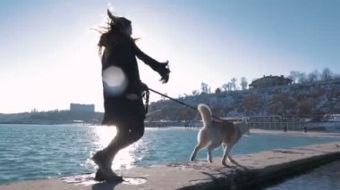 Husky ile çalışan kadın