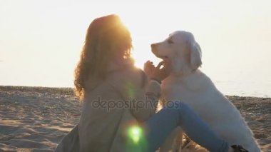 Labrador, gün batımı ile kadın