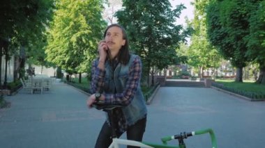 telefon kullanan yenilikçi adam