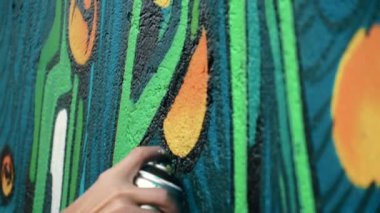 adam sokak duvara grafiti çizim