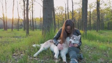 husky ormandaki kadınla