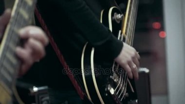 Erkekler Studio gitar çalmak