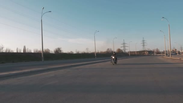 Man rijden motorfiets — Stockvideo