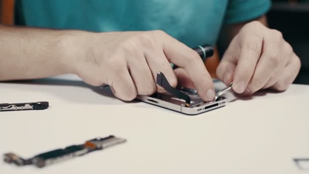 Homem mãos Reparação Smartphone — Vídeo de Stock