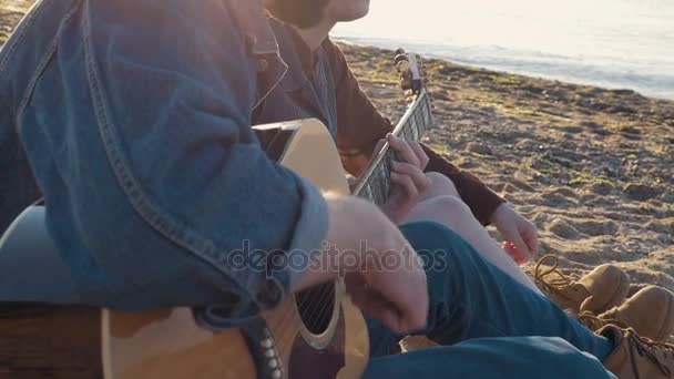 Man Playing Guitar tijdens zonsondergang — Stockvideo