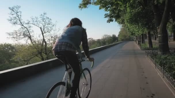 流行に敏感な男性自転車に乗って — ストック動画