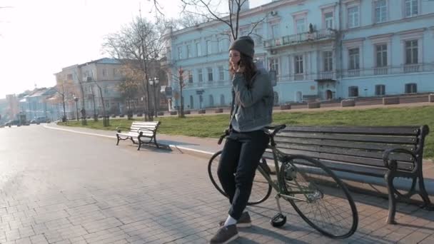 与固定的齿轮自行车的女人 — 图库视频影像