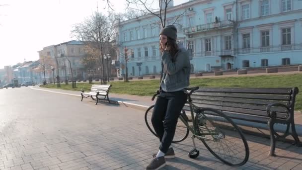 Mulher com bicicleta de engrenagem fixa — Vídeo de Stock