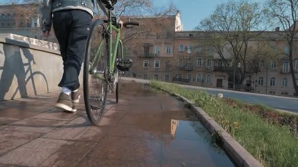 Žena s upevněná lovná zařízení kolo — Stock video