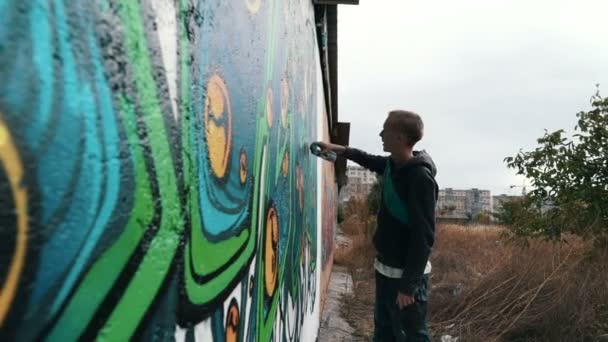Homem desenho graffiti na parede de rua — Vídeo de Stock