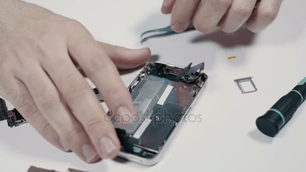 Man hands Perbaikan Smartphone — Stok Video