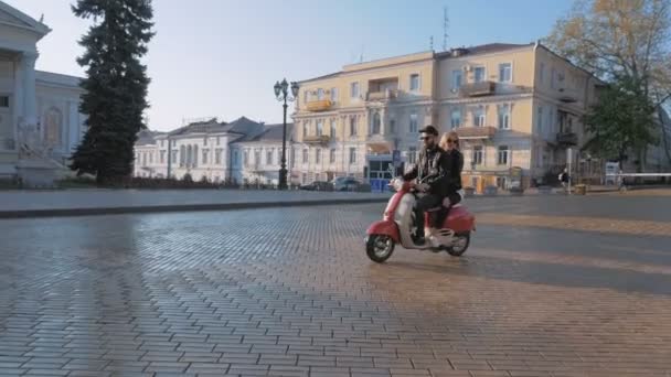 Pár na koni moped v centru města — Stock video