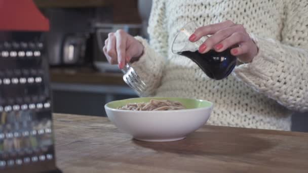 Cozinha feminina na cozinha — Vídeo de Stock