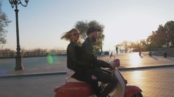 Couple cyclomoteur dans le centre-ville — Video