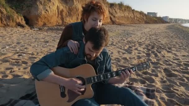 Man die gitaar speelt — Stockvideo