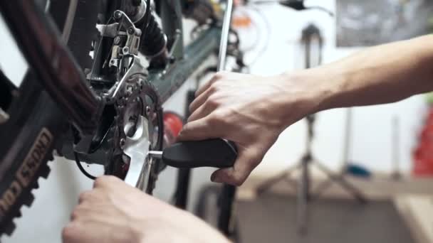 在车库里人修理自行车 — 图库视频影像