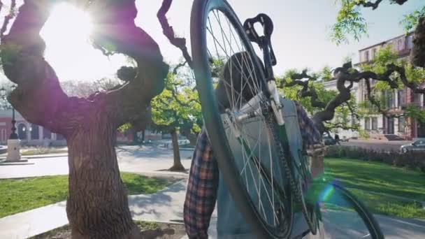 Hipster hombre con bicicleta — Vídeo de stock