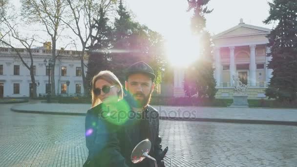 Couple avec cyclomoteur en ville au coucher du soleil — Video
