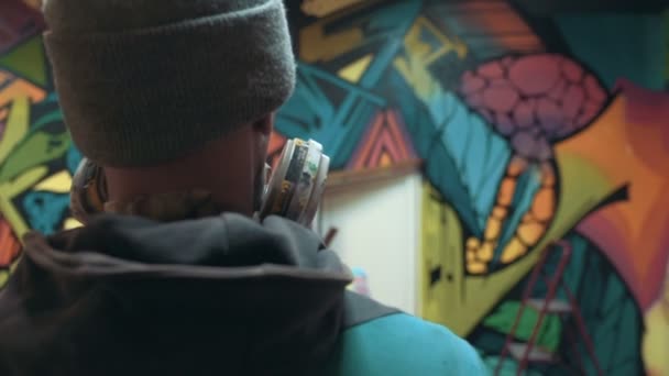 Man die op kleurrijke graffiti — Stockvideo
