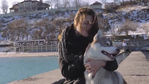 Mujer con husky en la costa — Vídeos de Stock