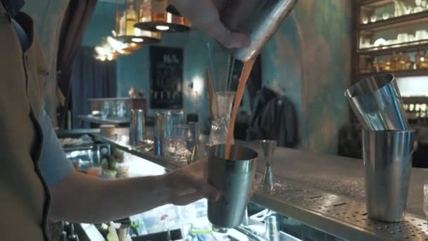 Бармен делает коктейльный напиток — стоковое видео