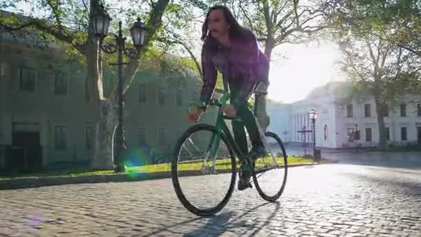 Hipster man rijden fiets — Stockvideo