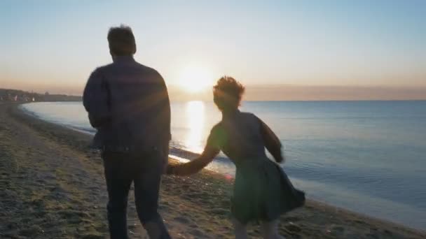 Gyönyörű pár a strandon — Stock videók
