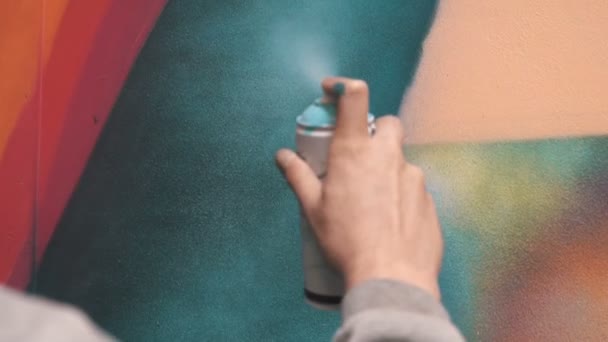 Людина малювання графіті — стокове відео