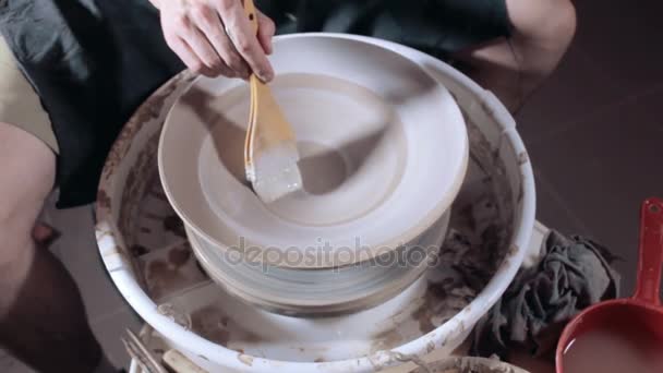 Man modeling ceramic vase — Stock Video