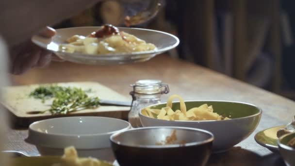 Cocina femenina en la cocina — Vídeos de Stock