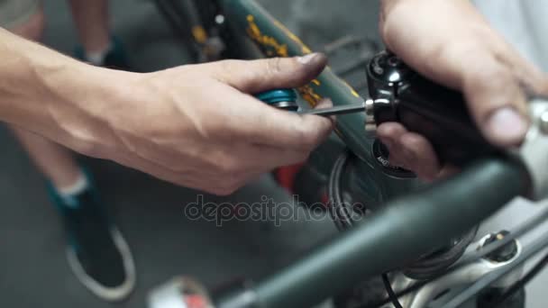 Mann repariert Fahrrad in Garage — Stockvideo
