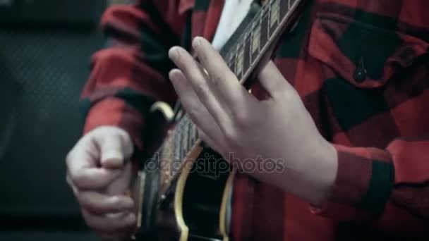 Uomo suonare la chitarra — Video Stock