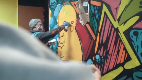Людина малювання графіті — стокове відео