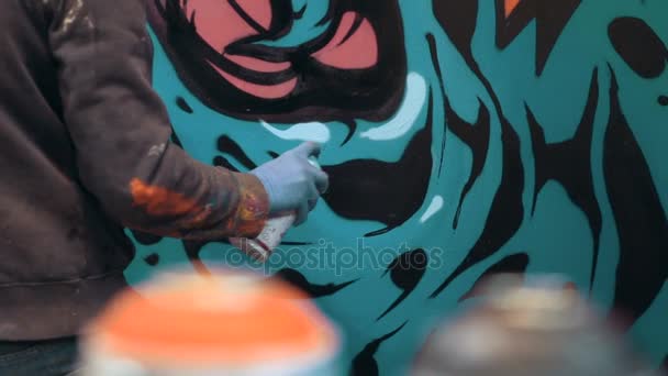 Uomo disegno graffiti — Video Stock