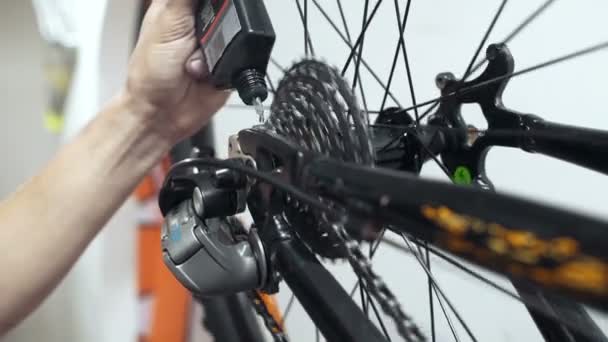 Homem de reparação de bicicleta na garagem — Vídeo de Stock